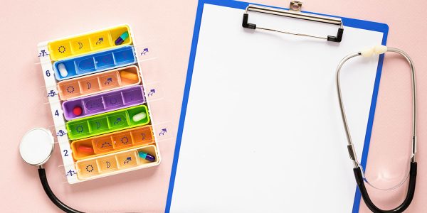 vue de dessus pilulier coloré avec stethoscope